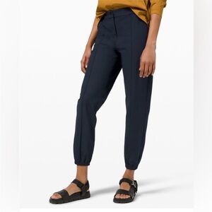 Lululemon Athletica Warpstreme Joggers in 7/8 Length - Navy size 27